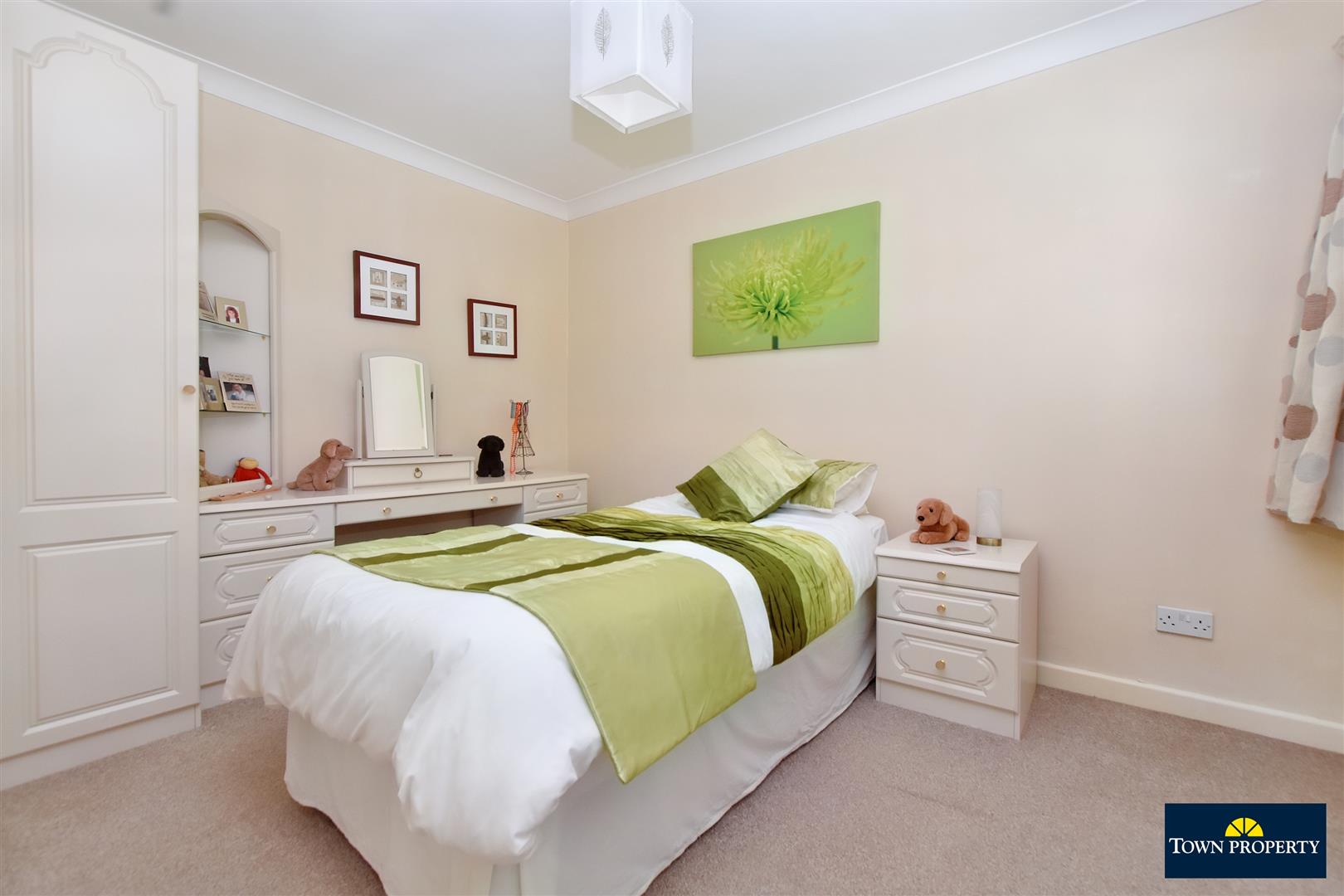 Property Details for Rattle Road Stone Cross Pevensey BN24 5EB Town